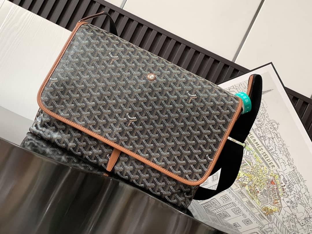 Goyard Capetien MM Messenger Bag Black & Tan
