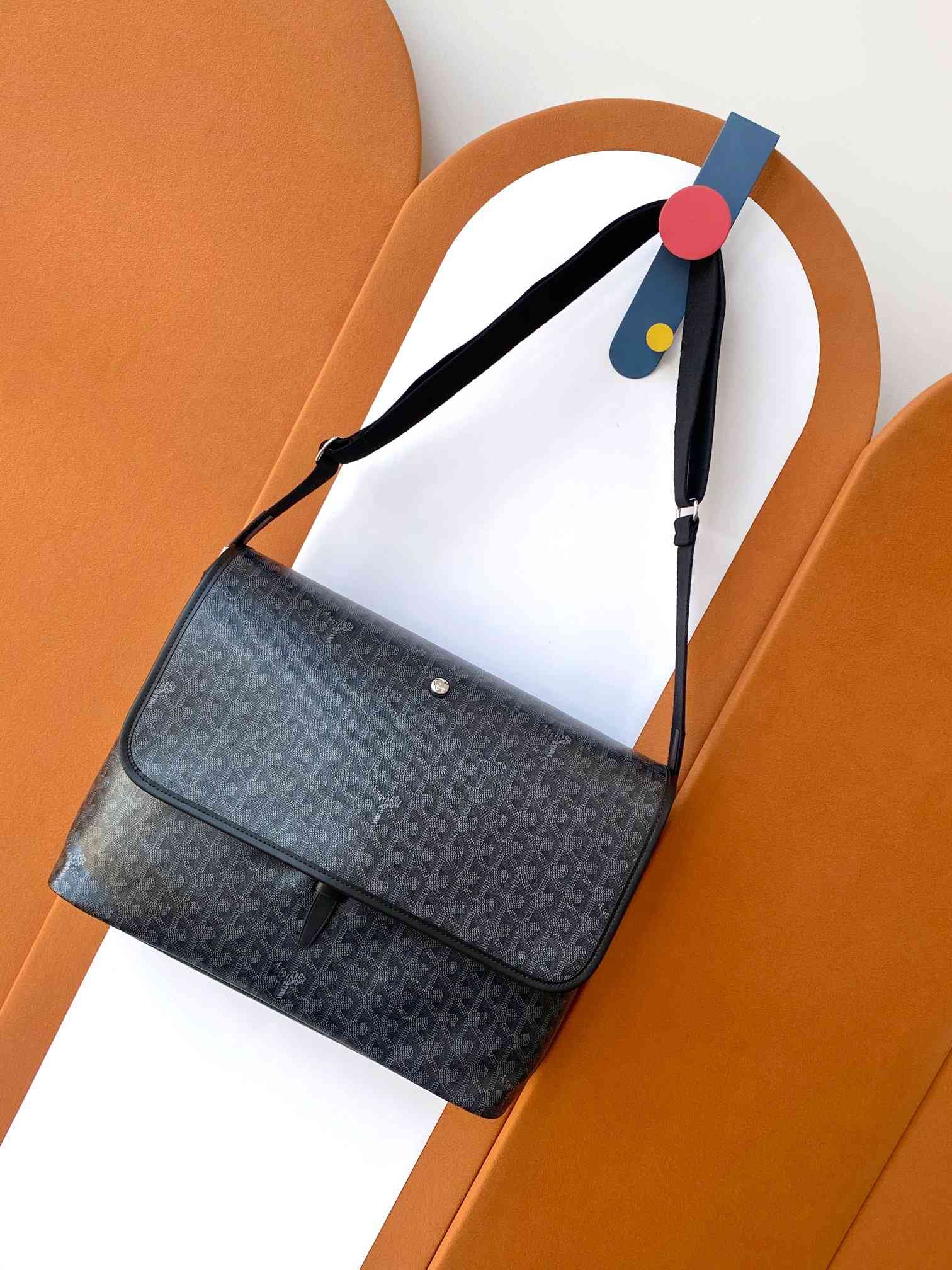 Goyard Capetien MM Messenger Bag Jet Black